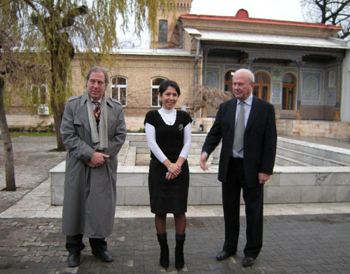 Члены американской делегации в сопровождении директора во внутреннем дворике музея